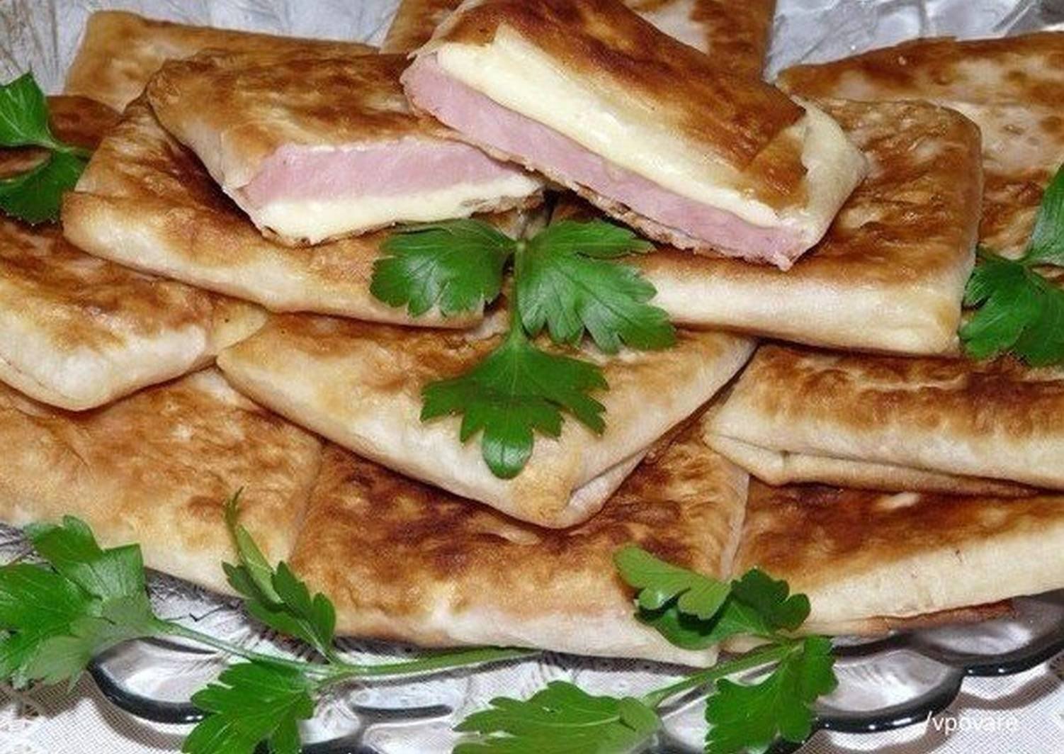 Пирог на сковороде из лаваша с сыром. Армянский лаваш конвертики. Конвертики из лаваша с сыром и ветчиной. Конвертики из лаваша с сыром и колбасой. Пирожки из лаваша.