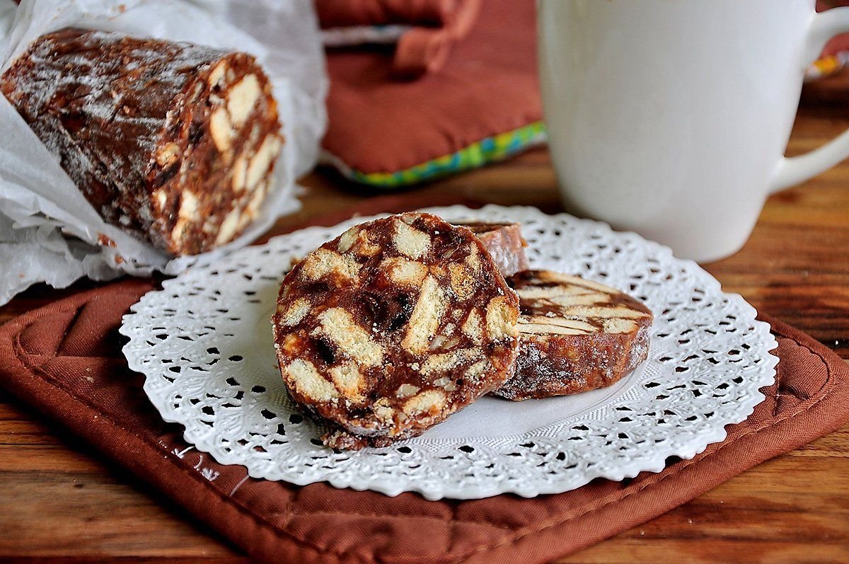 Сладкая колбаска из печенья