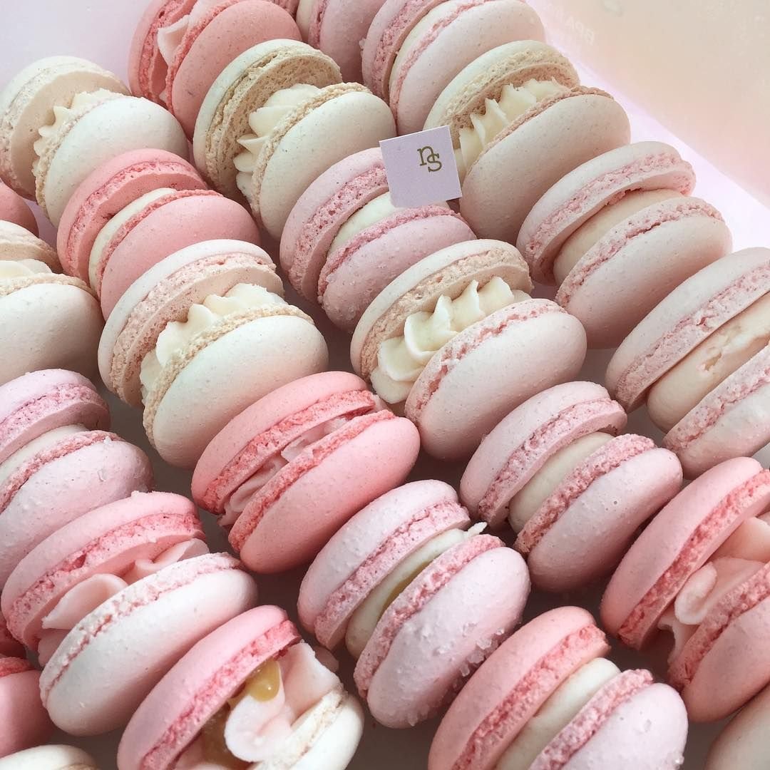 Розовые макаруны