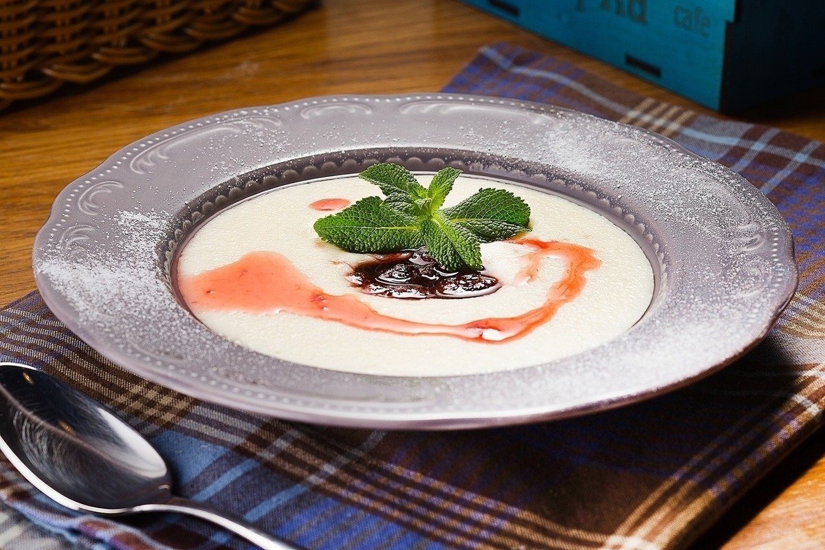 Вкусная манная каша с ягодами