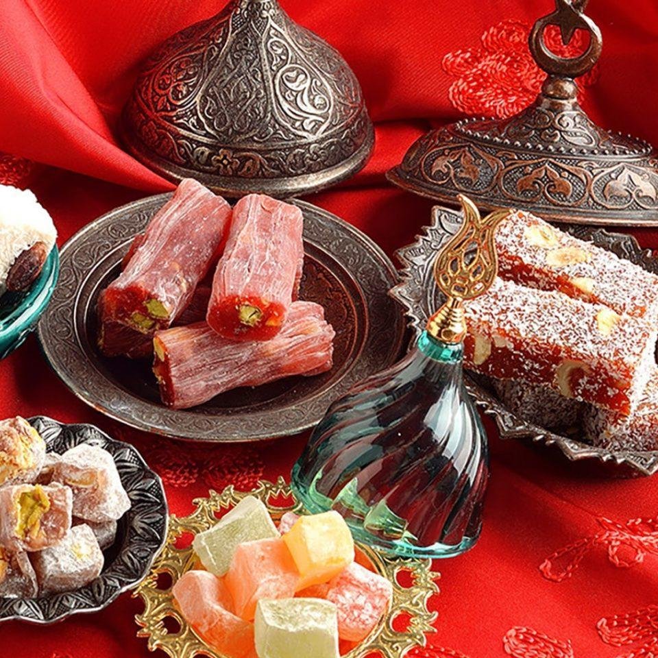 Турецкий лукум на белом фоне