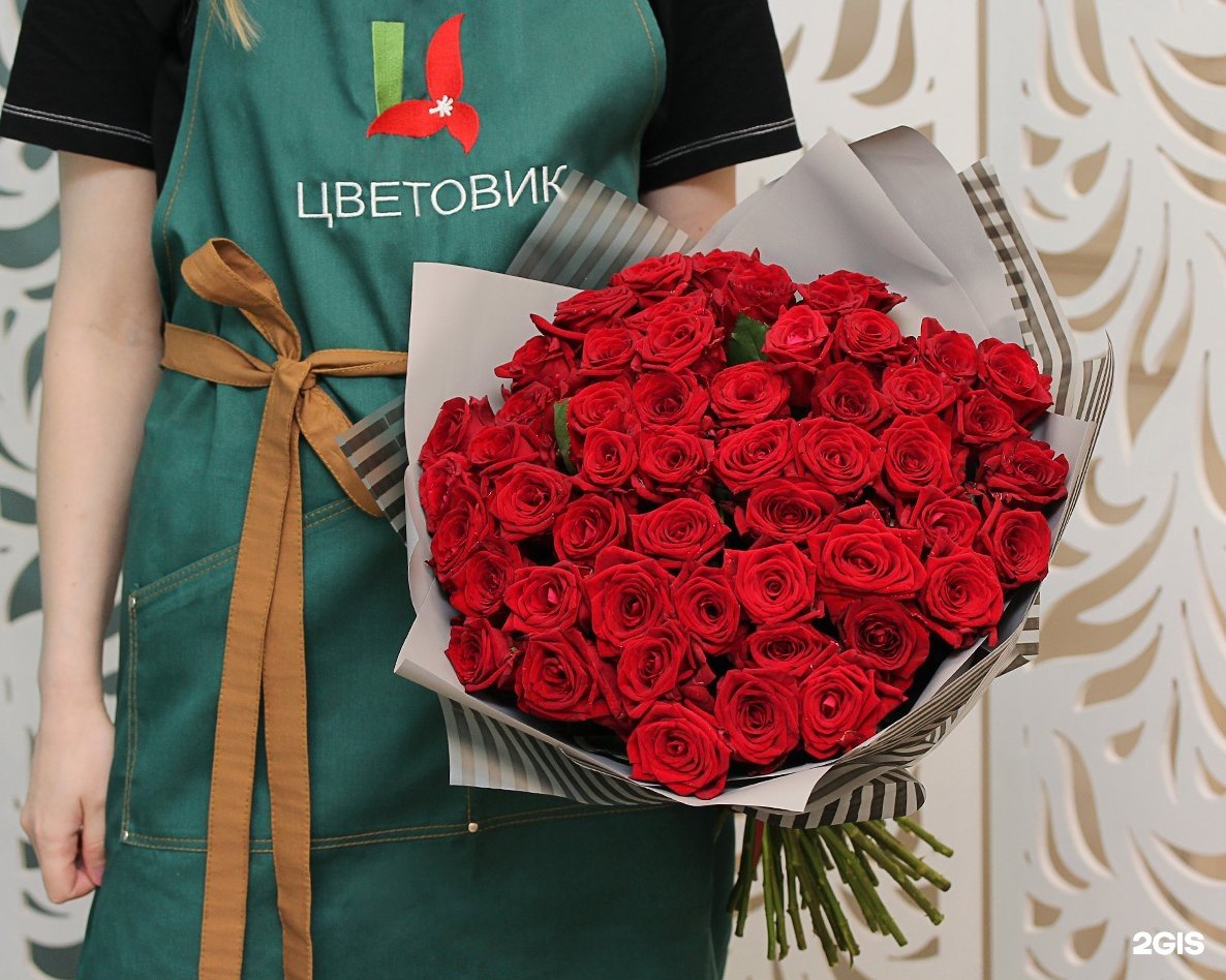 Освежает букет цветов в салоне цветов