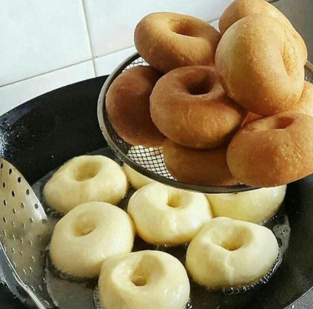 Стол с пирожными