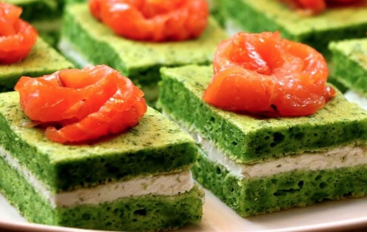 Закусочные пирожные из шпината и красной рыбой