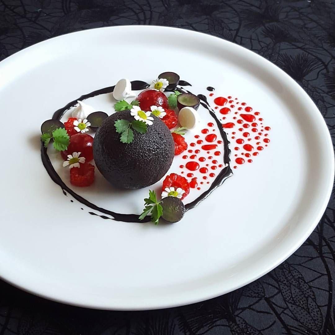 Десерт с соусом