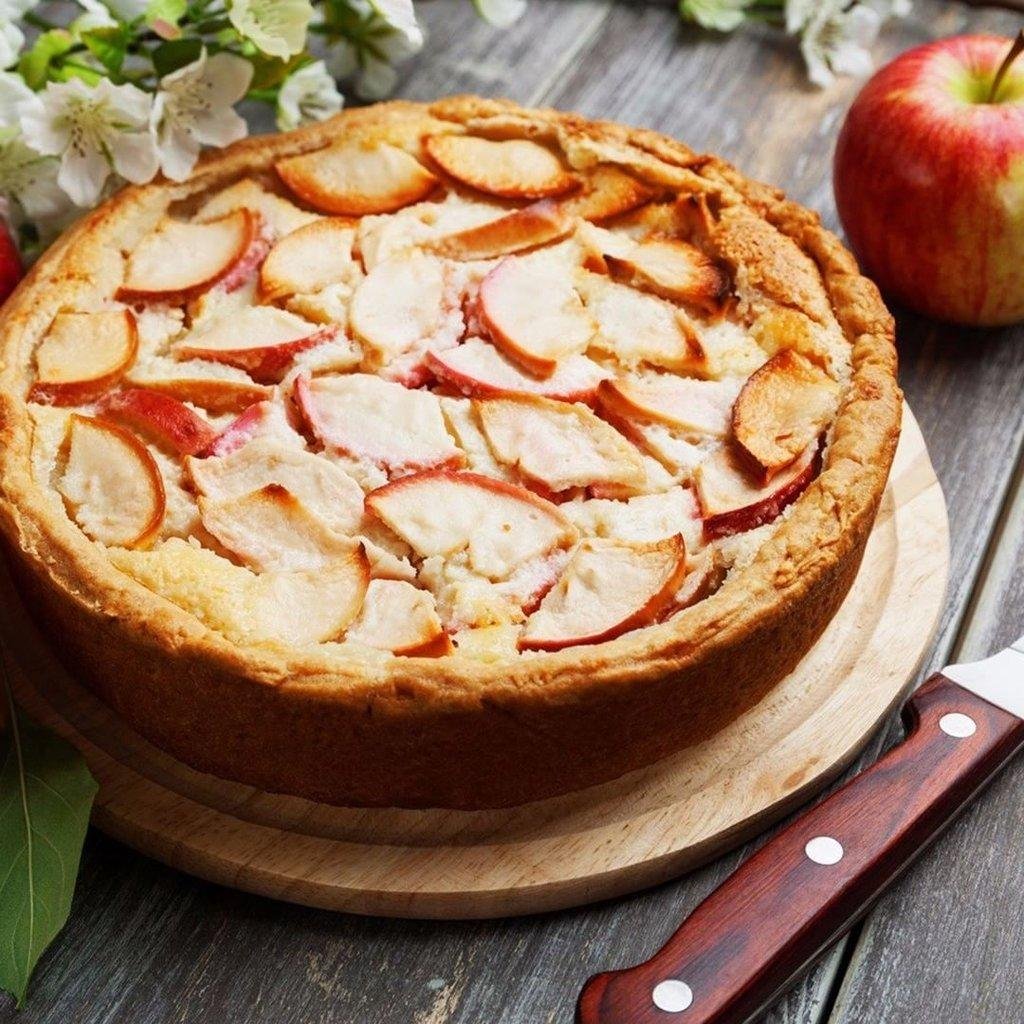 Красивая шарлотка с яблоками