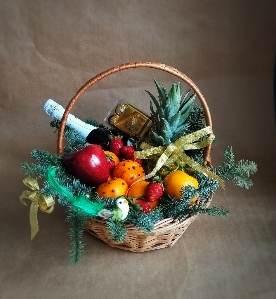 Новогодняя корзина с фруктами