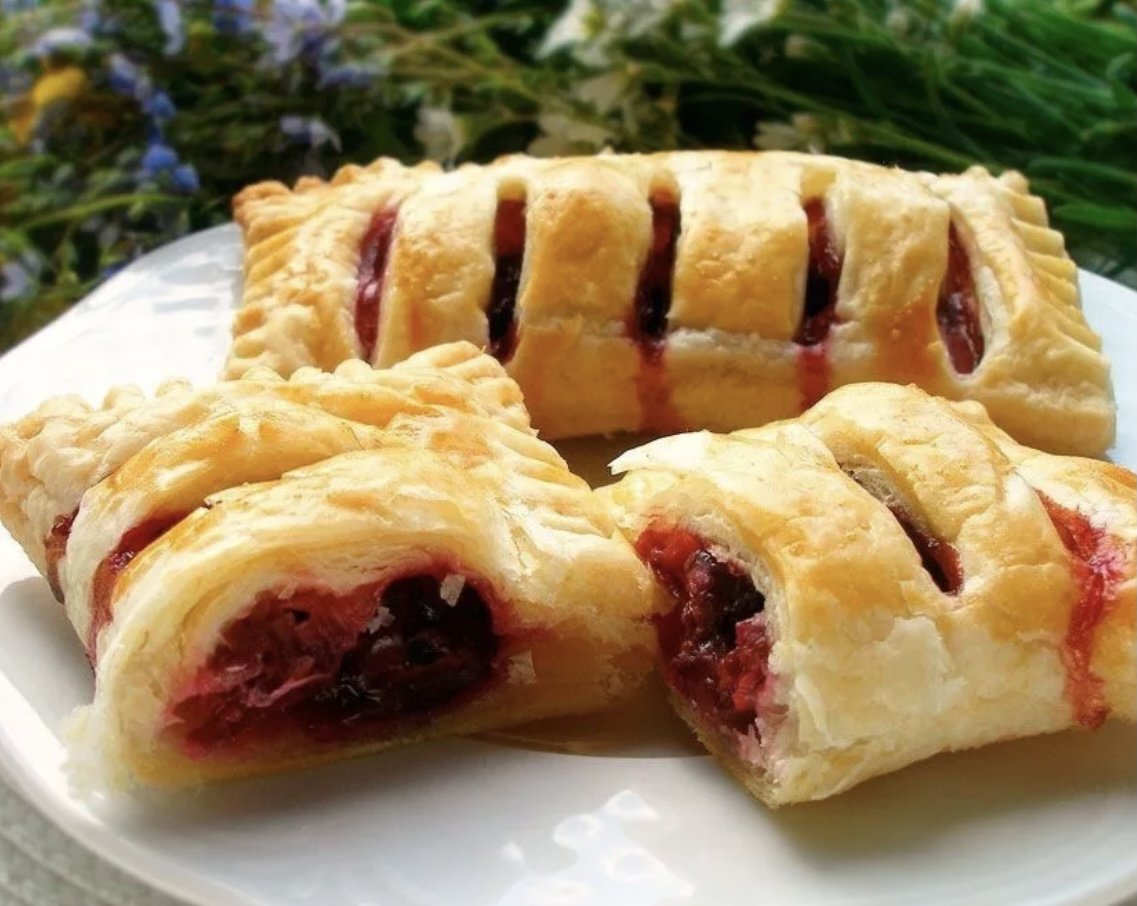 Слойка с клубникой