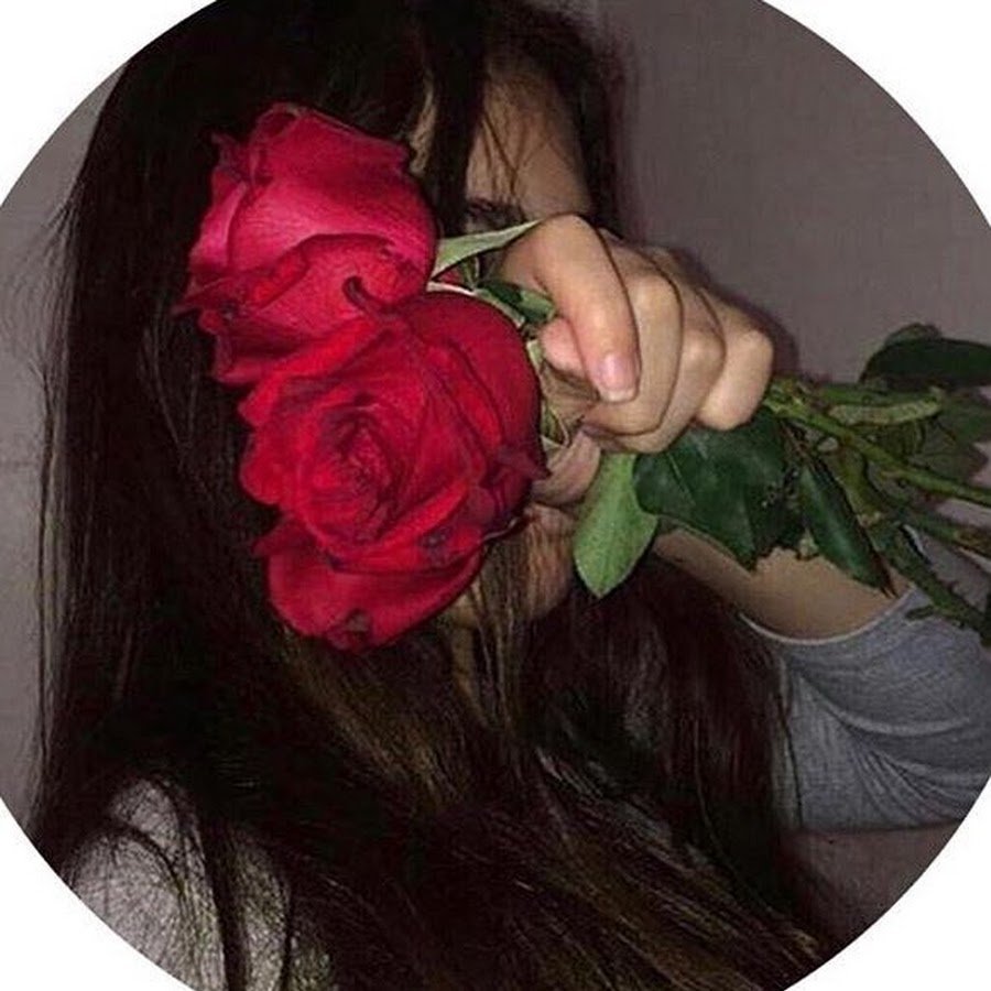 Девушка с розами без лица