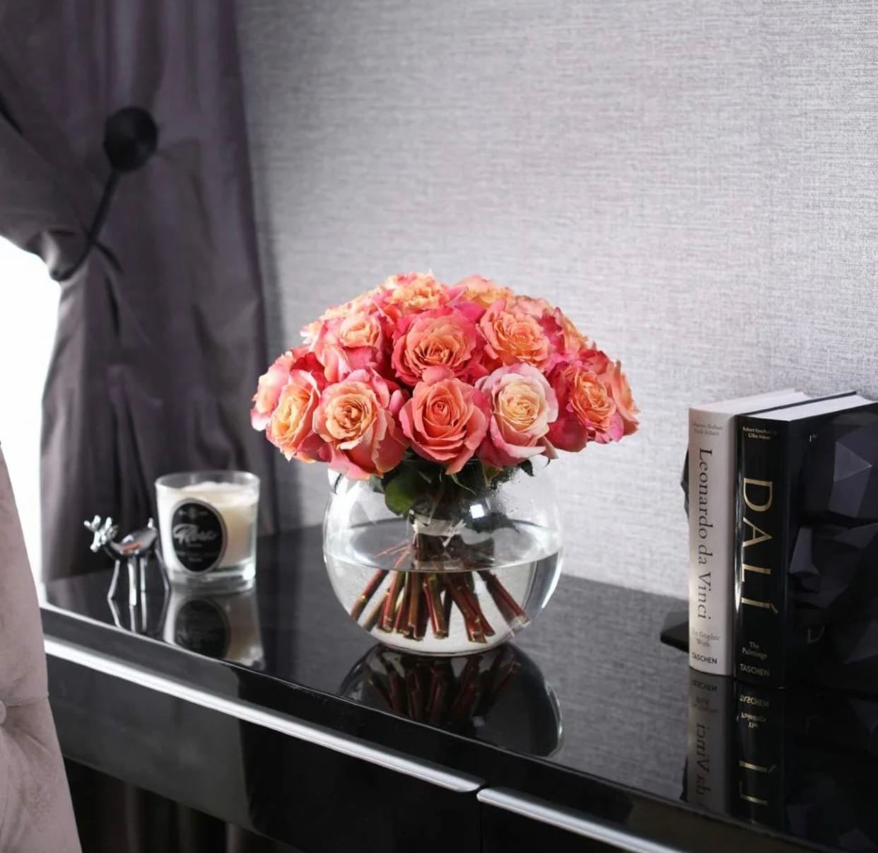 Подарить цветы в вазе. Цветы в вазе на столе. Букет на столе. Букет в квартире. Букет цветов на столе.