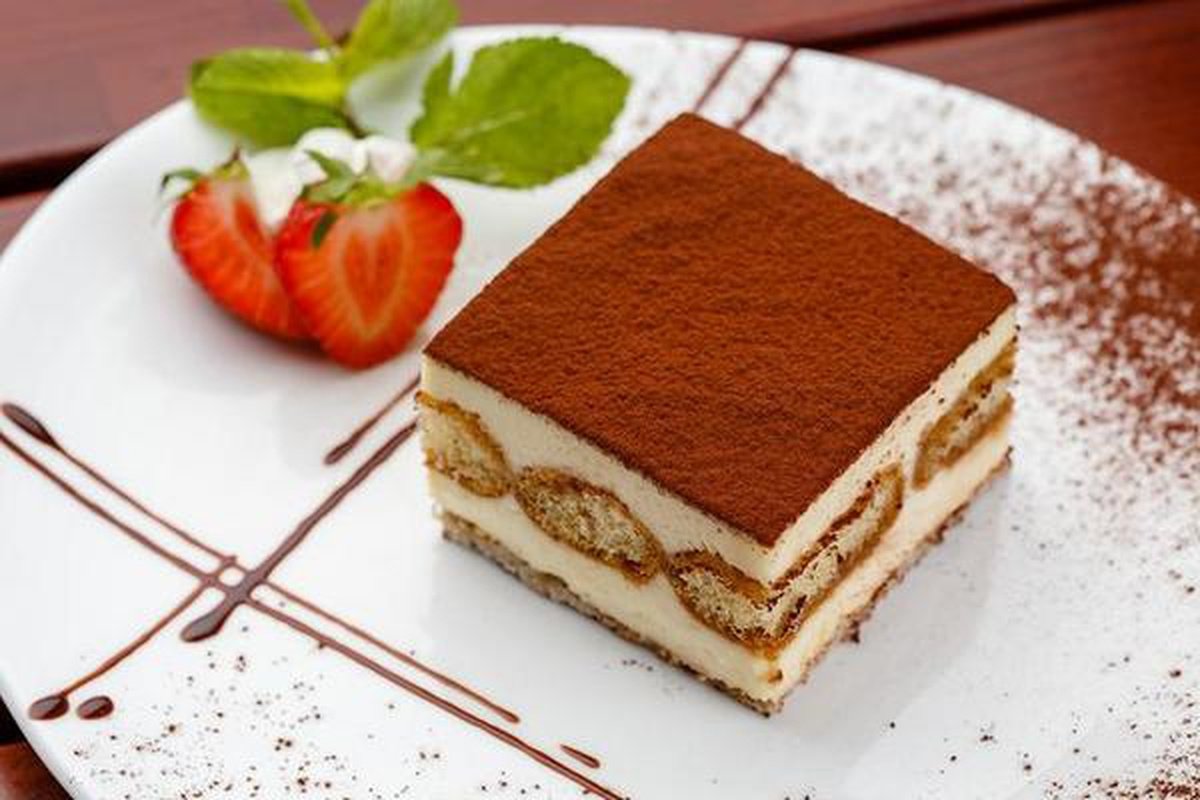 Маскарпоне с печеньем без выпечки. Итальянский десерт тирамису. Пирожное тирамису маскарпоне. Торт тирамису классический. Тирамису классический итальянский десерт.