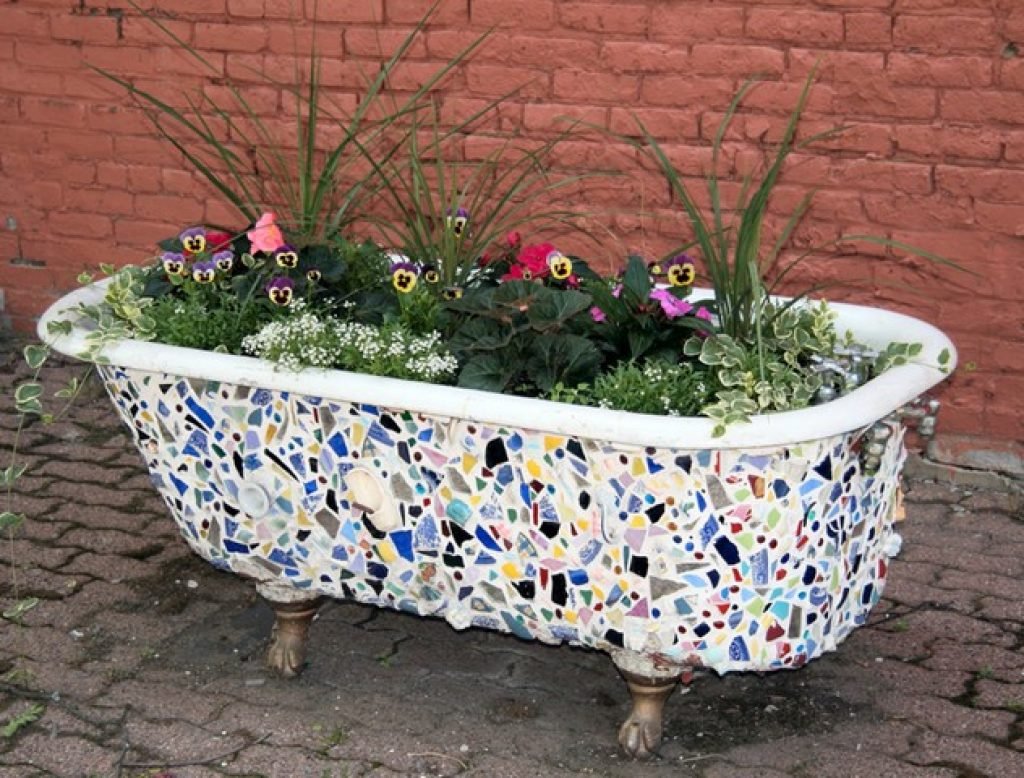 Клумба из старой ванны