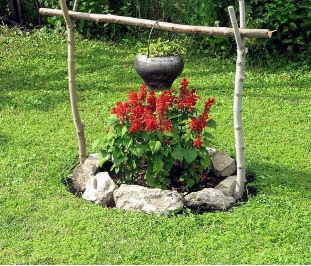 Клумба костер с котелком