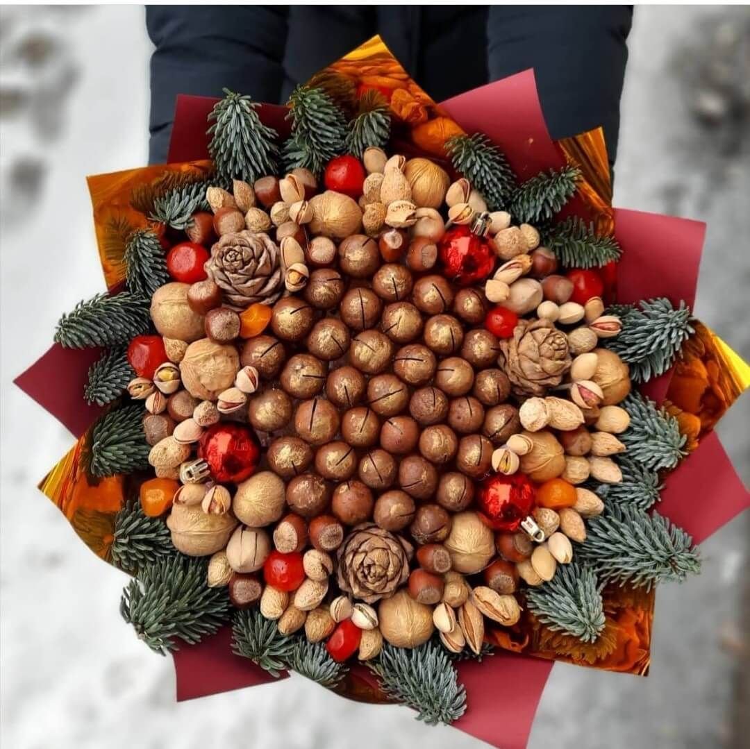 Новогодний букет из орехов