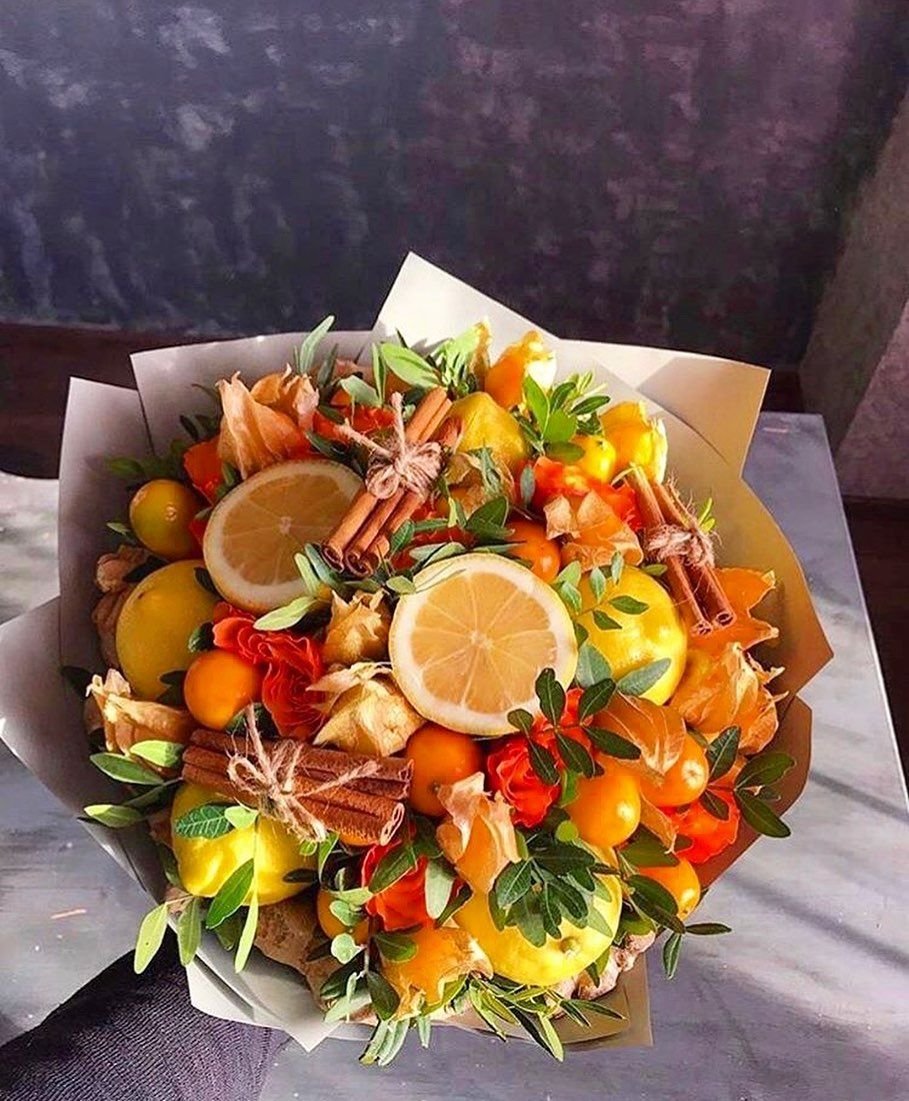 Букет из фруктов и конфет