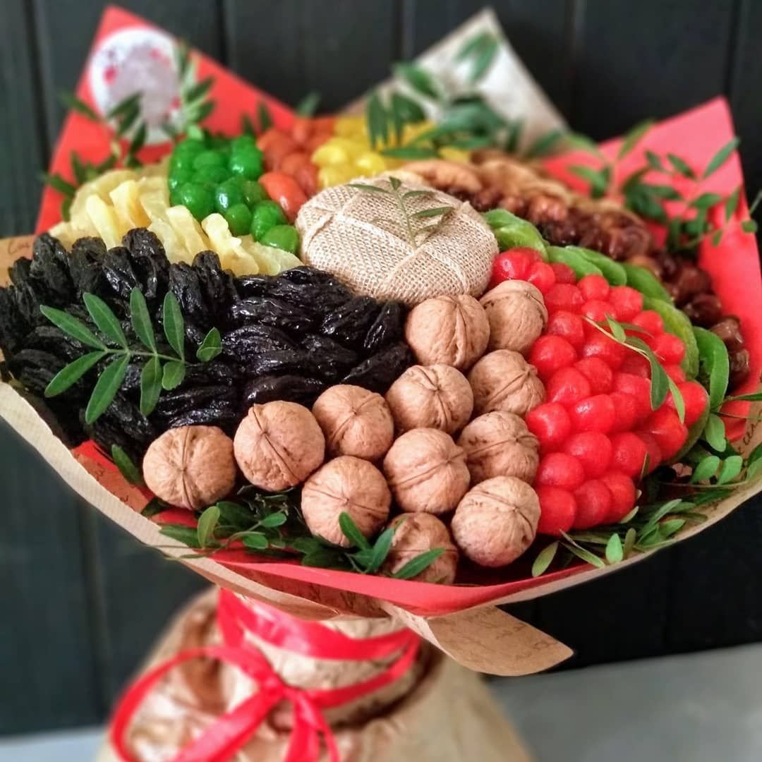 Букет из орехов и сухофруктов