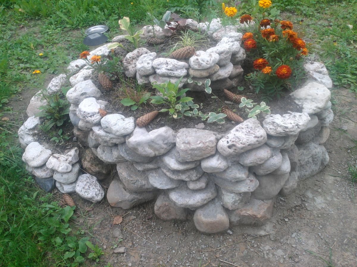 Композиция из камней в саду