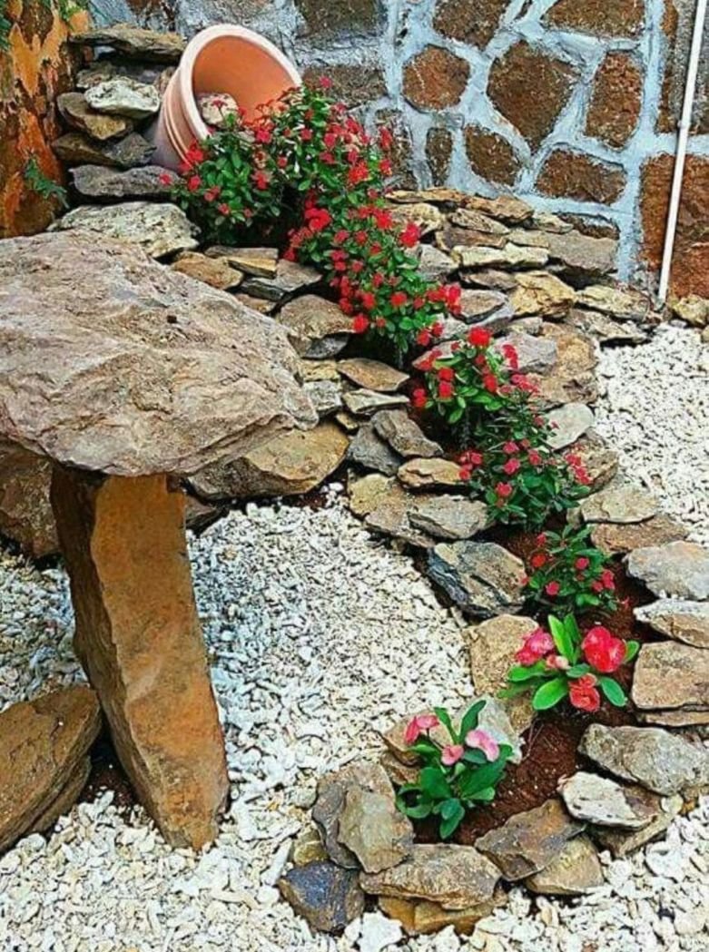 Оригинальные клумбы из камней