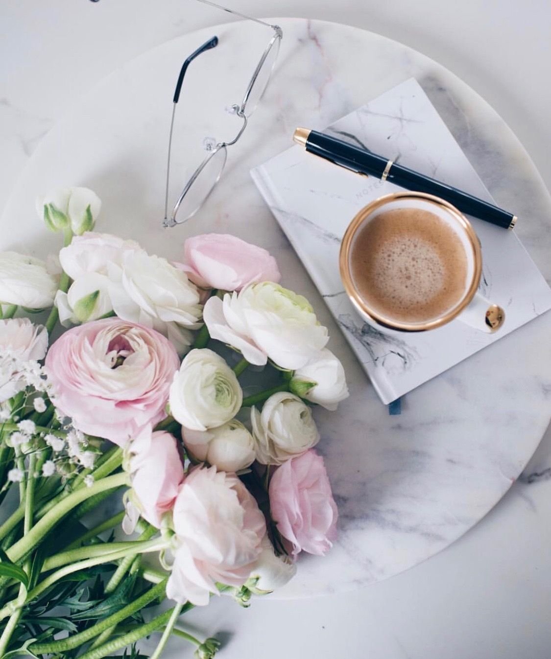 Доброе утро март нежные картинки. Кофе и цветы. Завтрак с цветами. Нежные цветы и завтрак. Красивый завтрак с цветами.