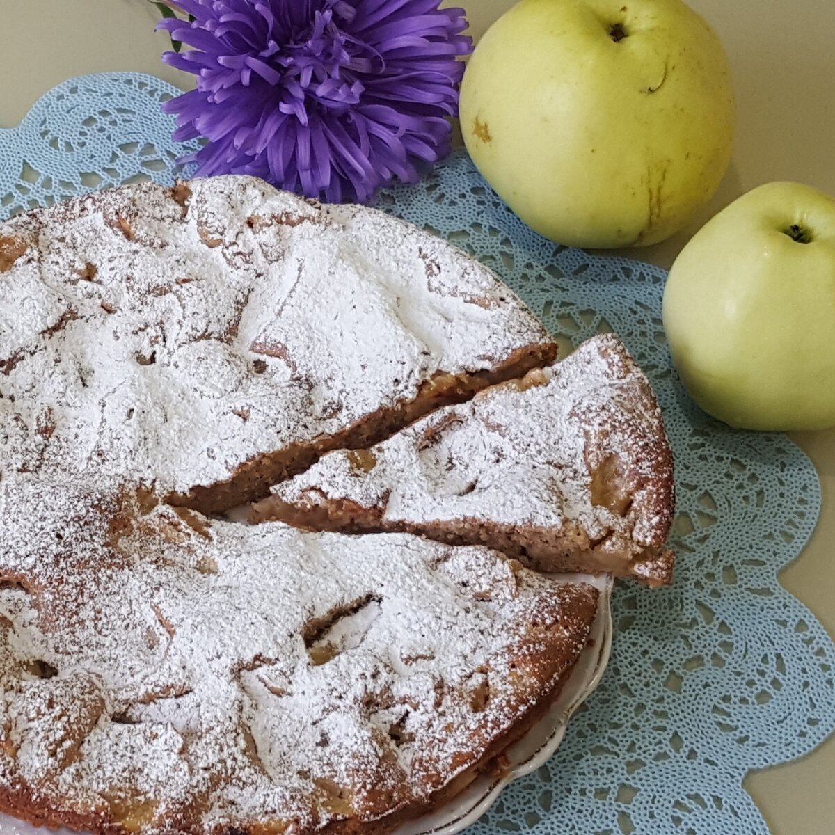 Йогурт с гранолой и фруктами