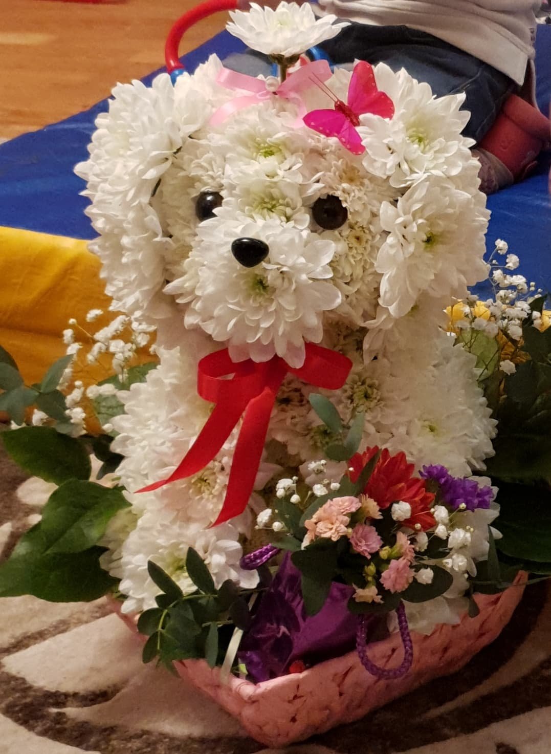 Собачка из живых цветов