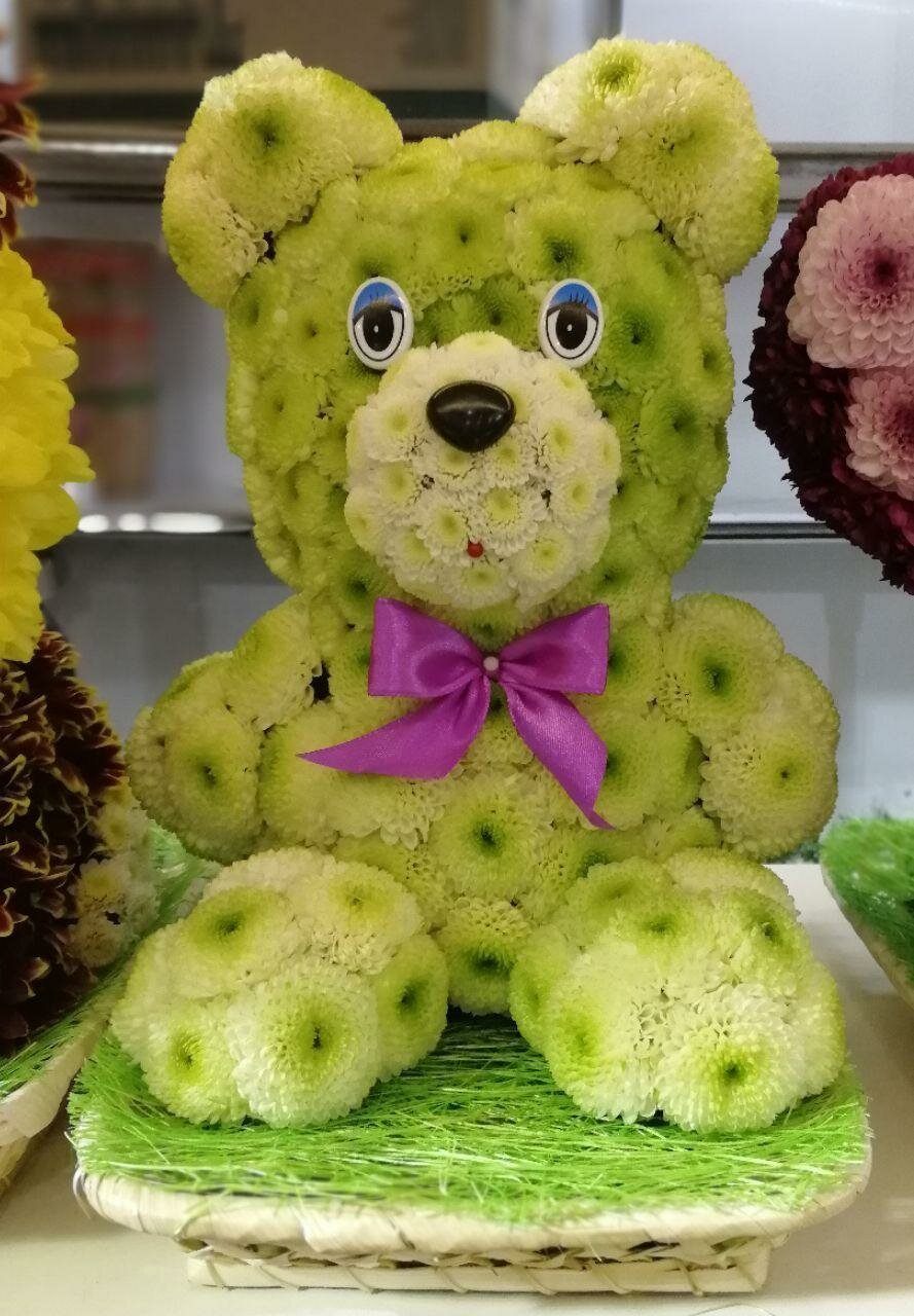 Мишка из живых цветов