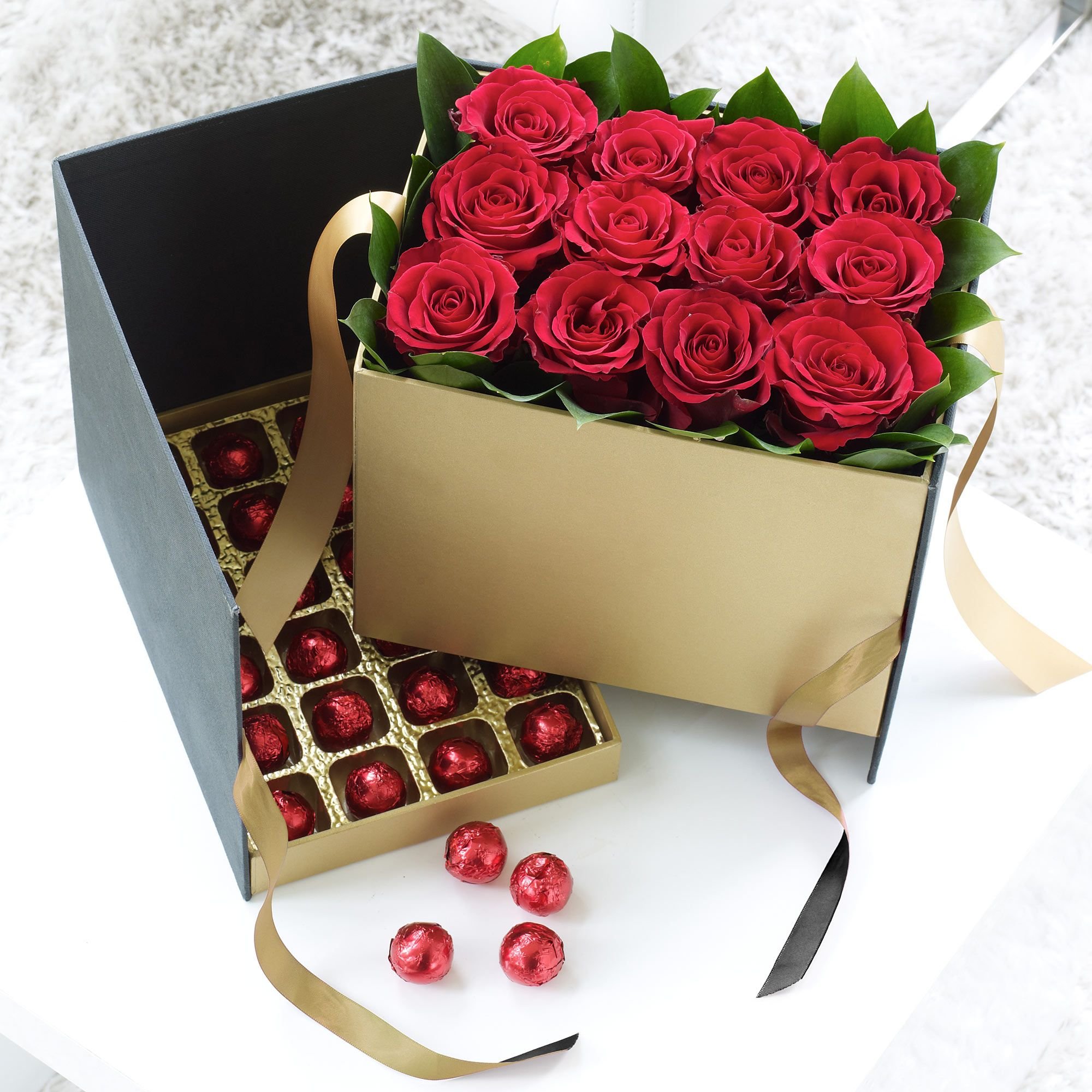 Красивый подарок женщине на день рождения. Розы в коробке. Цветы в подарок. Роскошные подарки для женщин. Красивый букет цветов в коробке.