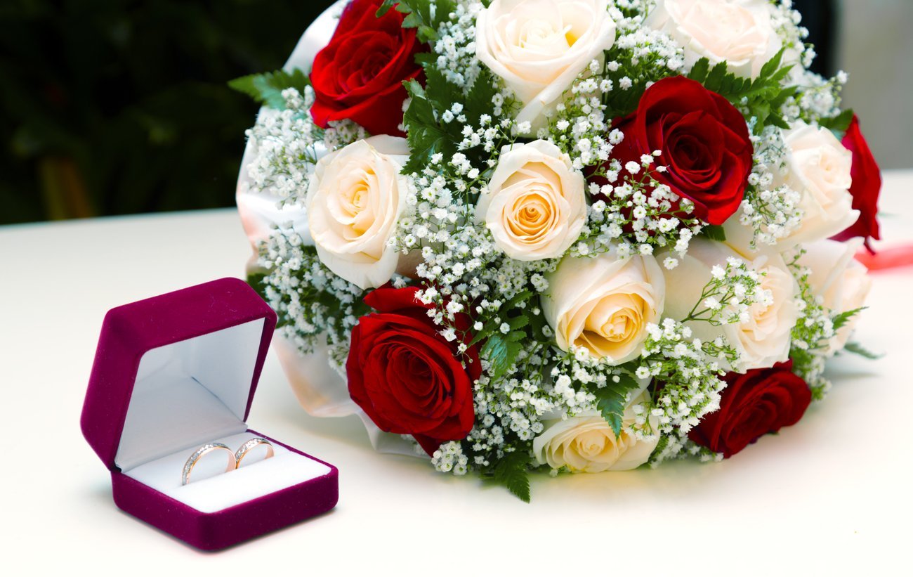 Фото кольца и цветов. Свадебный букет и кольца. Свадебные букеты поздравительные. Букет с кольцом. Букет цветов на годовщину свадьбы.
