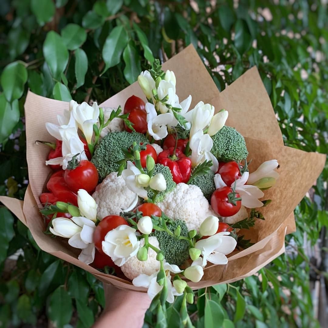 Букет из брокколи и овощей