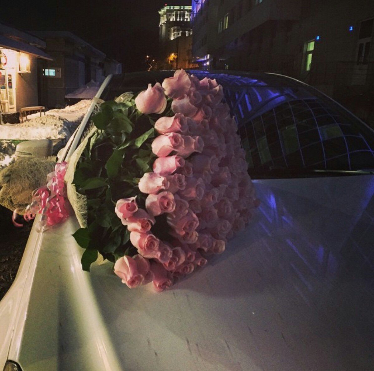 Букет роз на улице