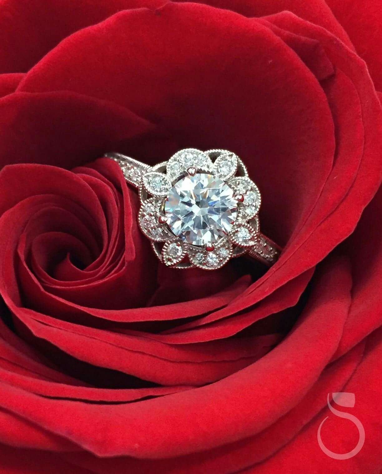 Фото кольца и цветов. Кольцо цветы. Красивые кольца с цветами. Букет цветов с кольцом. Кольцо с цветочком.