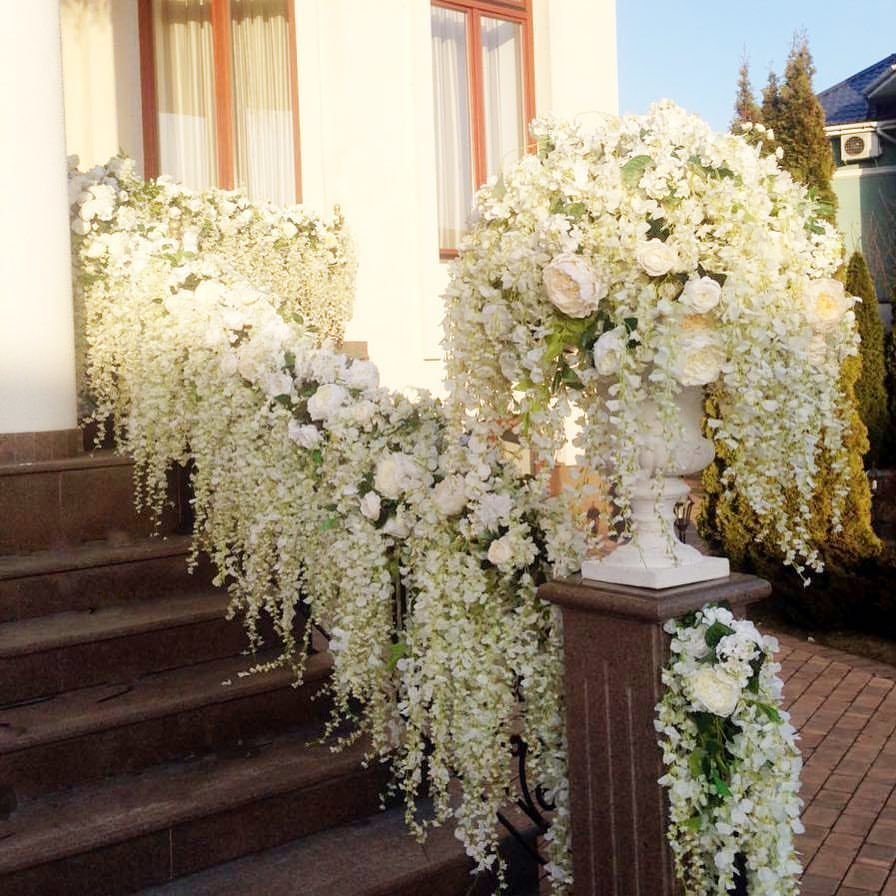 Украшение искусственными цветами