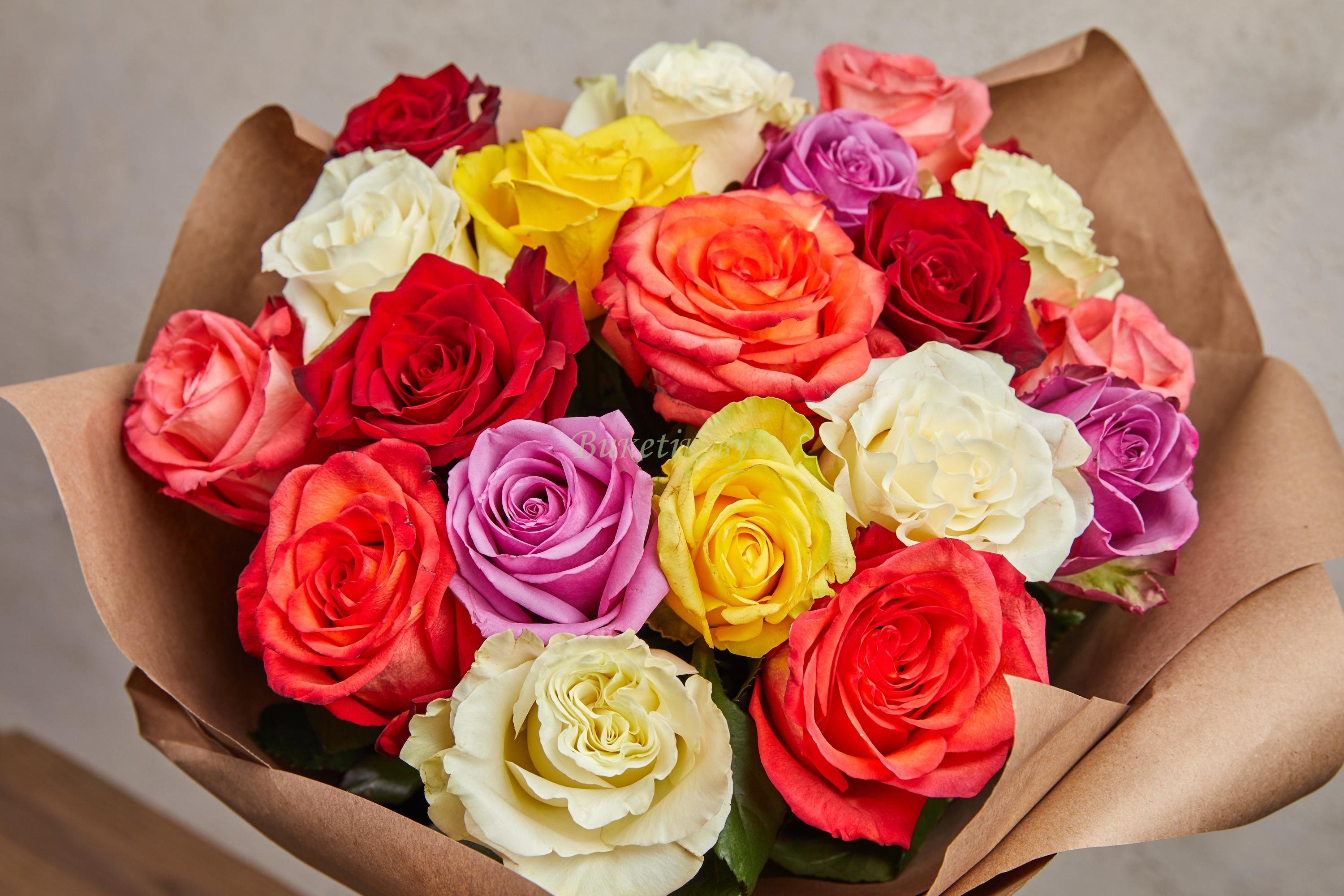 Что добавляют в букет к розам. Букет из эквадорских роз микс. 5 Эквадорских роз. Букет из разноцветных роз.