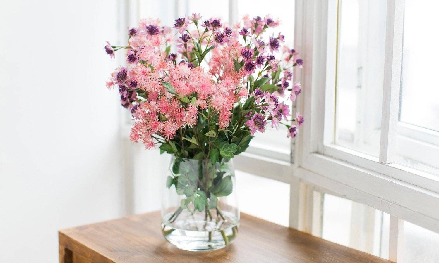 Цветы долго сохраняющиеся. Долгостоящие цветы для букетов. Цветы в вазе. Красивый букет в вазе. Цветы в прозрачной вазе.