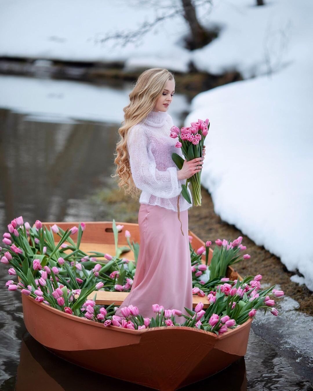Лодка в цветах