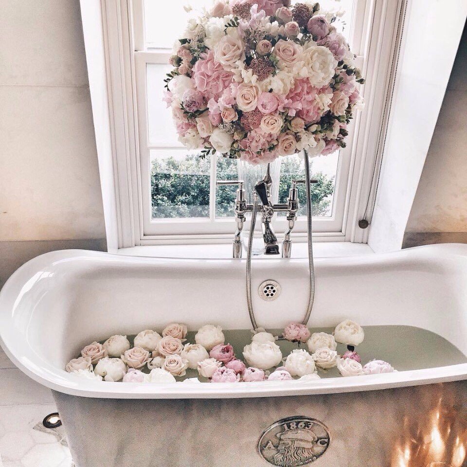 Искусственные цветы для ванной комнаты