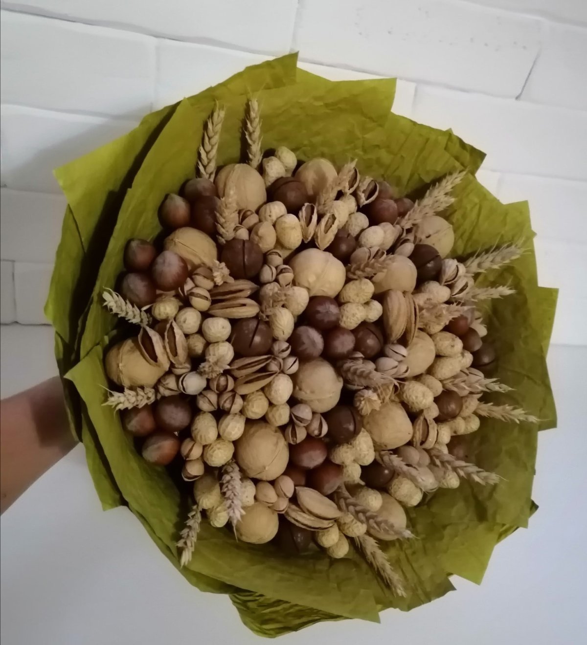 Композиция из фруктов и орехов