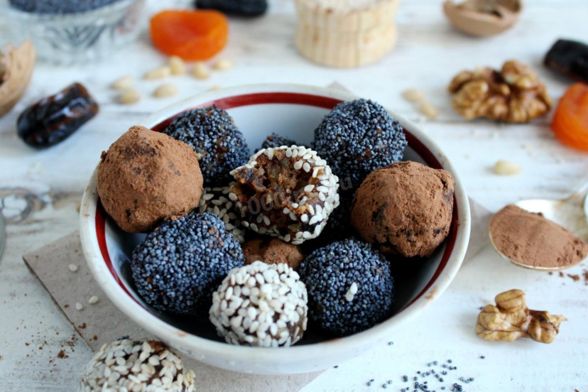 Финиковые конфеты с кокосовой стружкой