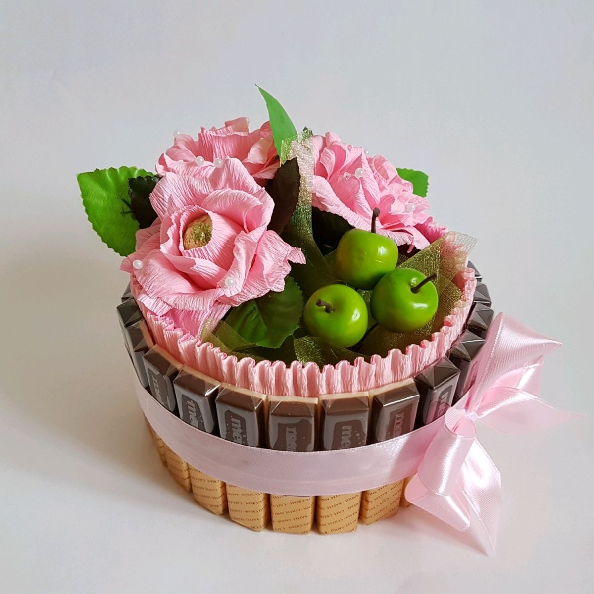 Сладкий букет из печенья и конфет
