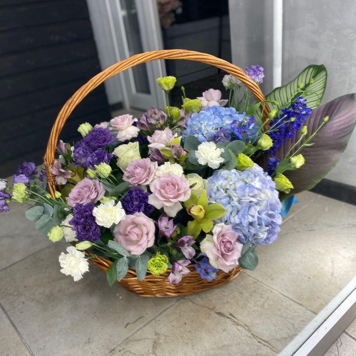 Маленький букет в корзинке