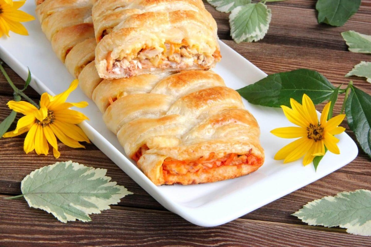 Рыбный пирог из слоеного