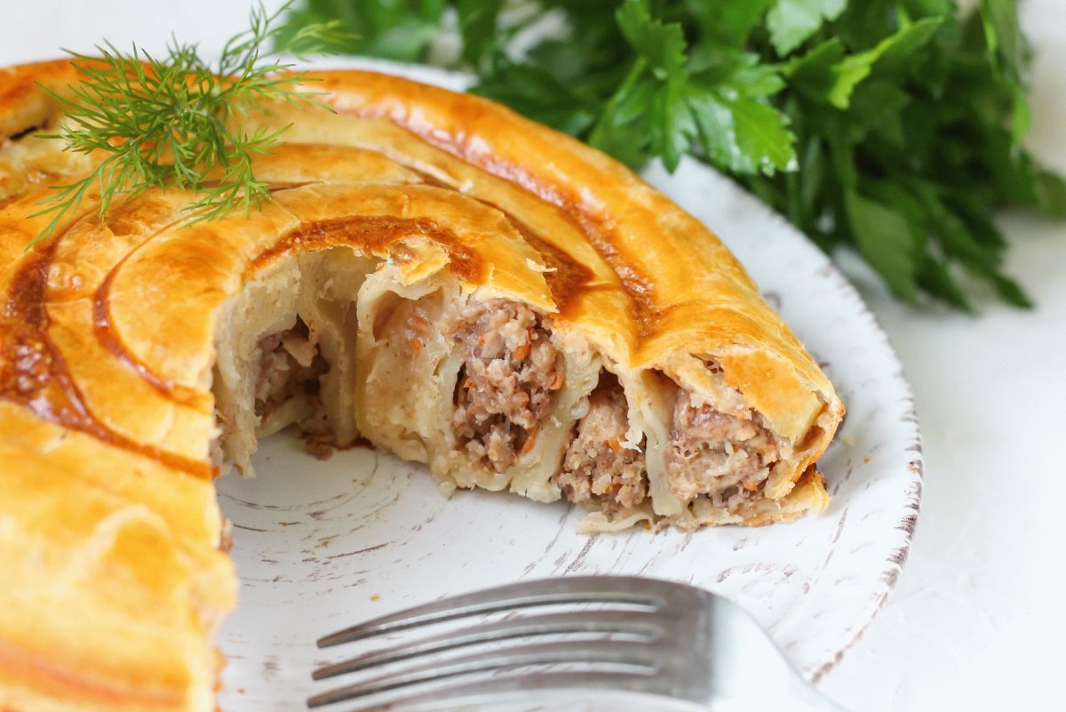 Пирог мясной слоеный