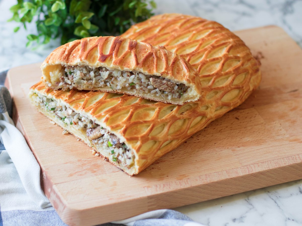 Рыбный пирог с сайрой и рисом