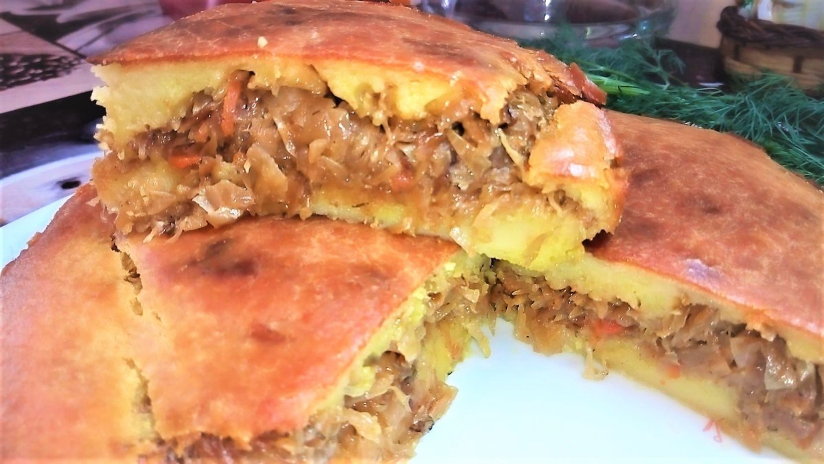 Пирог с мясом и капустой из дрожжевого теста в духовке