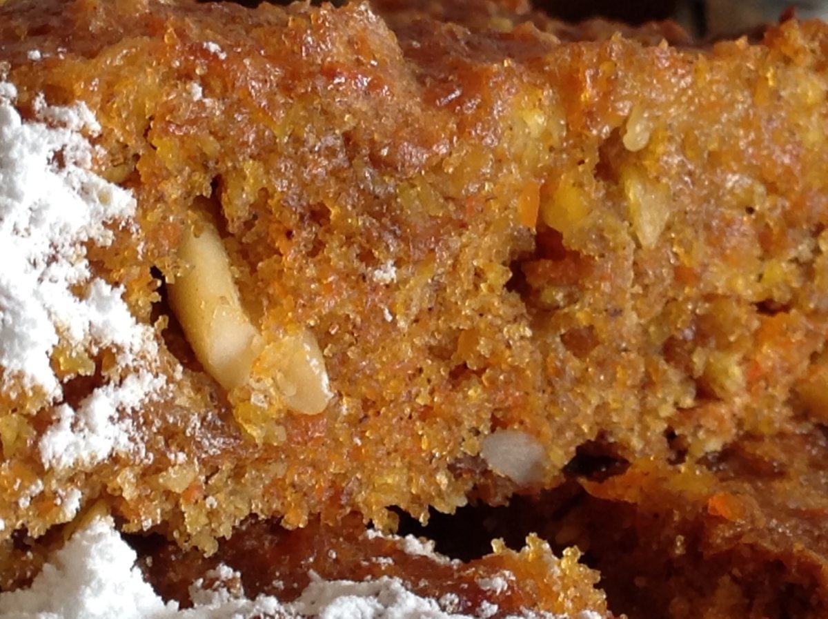 Постный морковный пирог с грецкими орехами и изюмом
