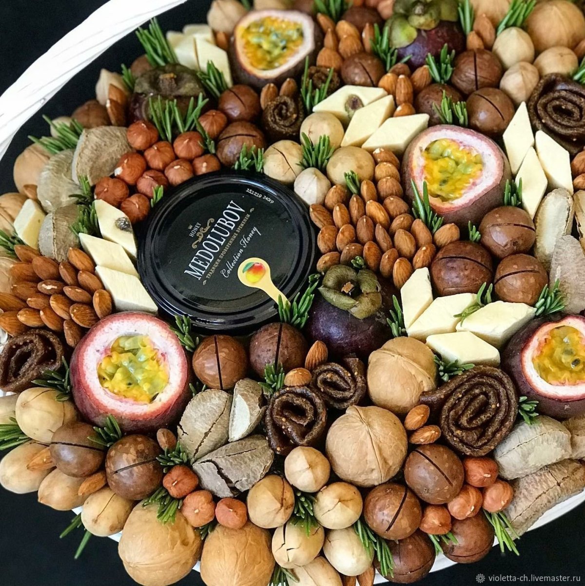 Букет из орехов и сухофруктов