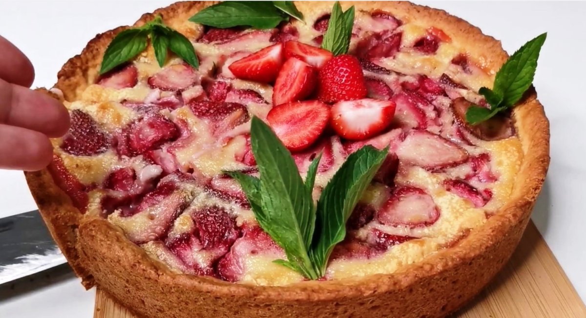 Заливной пирог с клубникой