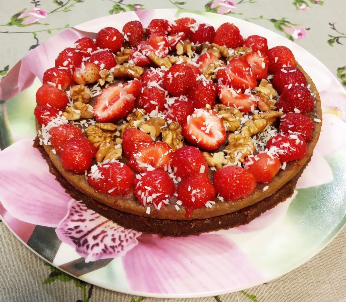 Пирог с творогом и клубникой