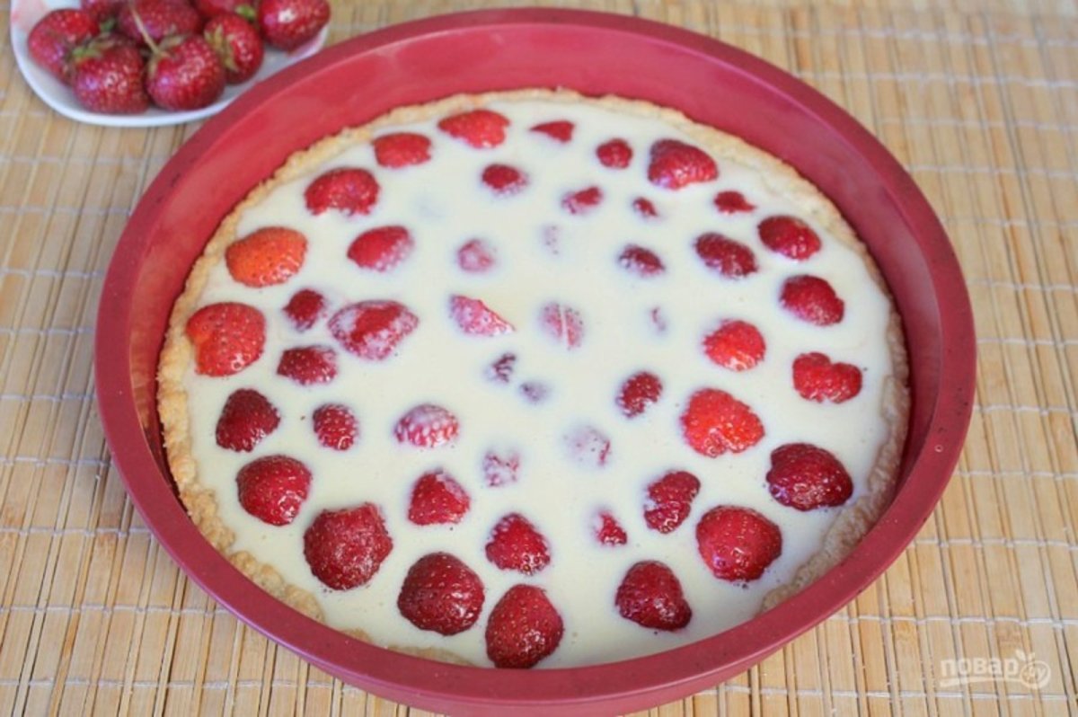 Пирог с творогом и клубникой