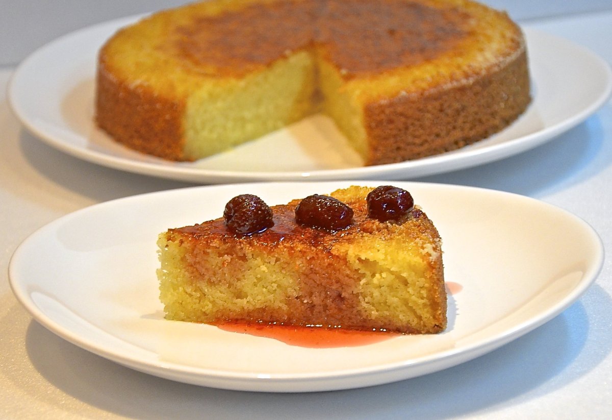 Подача шарлотки с яблоками